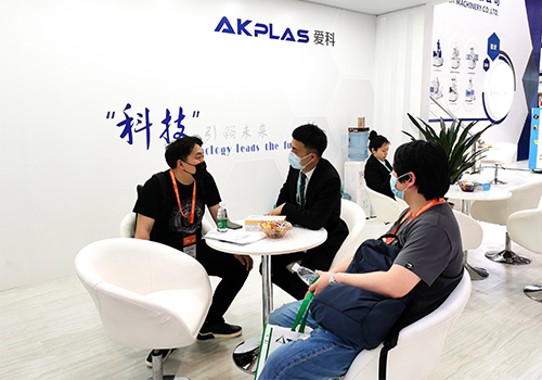 愛(ài)科機(jī)械參加CHINAPLAS2021，講解注塑機(jī)